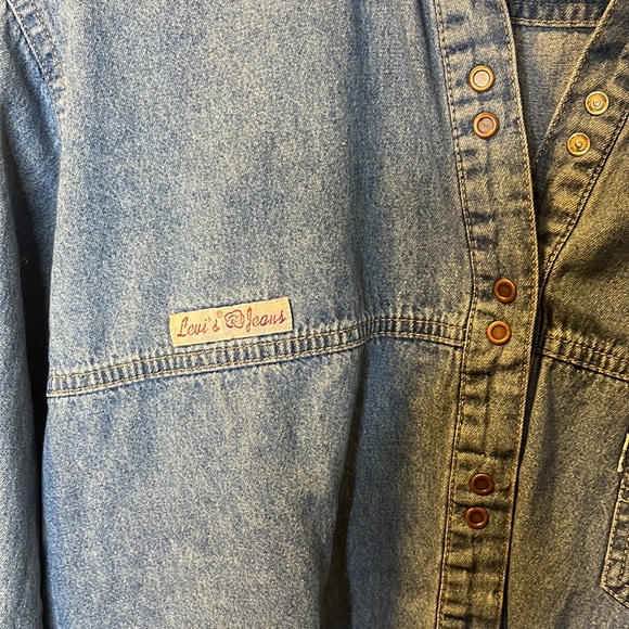 Levi vintage denim button up w/pocket 👖 - Picture 4 of 4